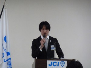 2010年度の事業報告を上程する村田直前理事長